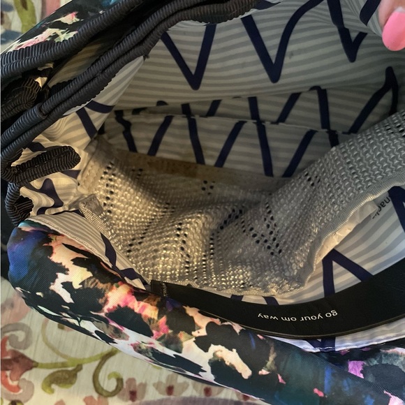 Lululemon Multi Compartments Front Flap Crossbody travel handbag - Picture 6 of 7